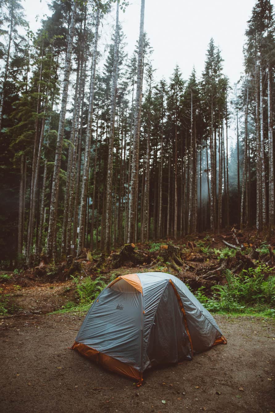 雨の中でのキャンプを乗り切る準備はできていますか?'ve done it in the Pacific Northwest numerous times and we're sharing all our secrets!