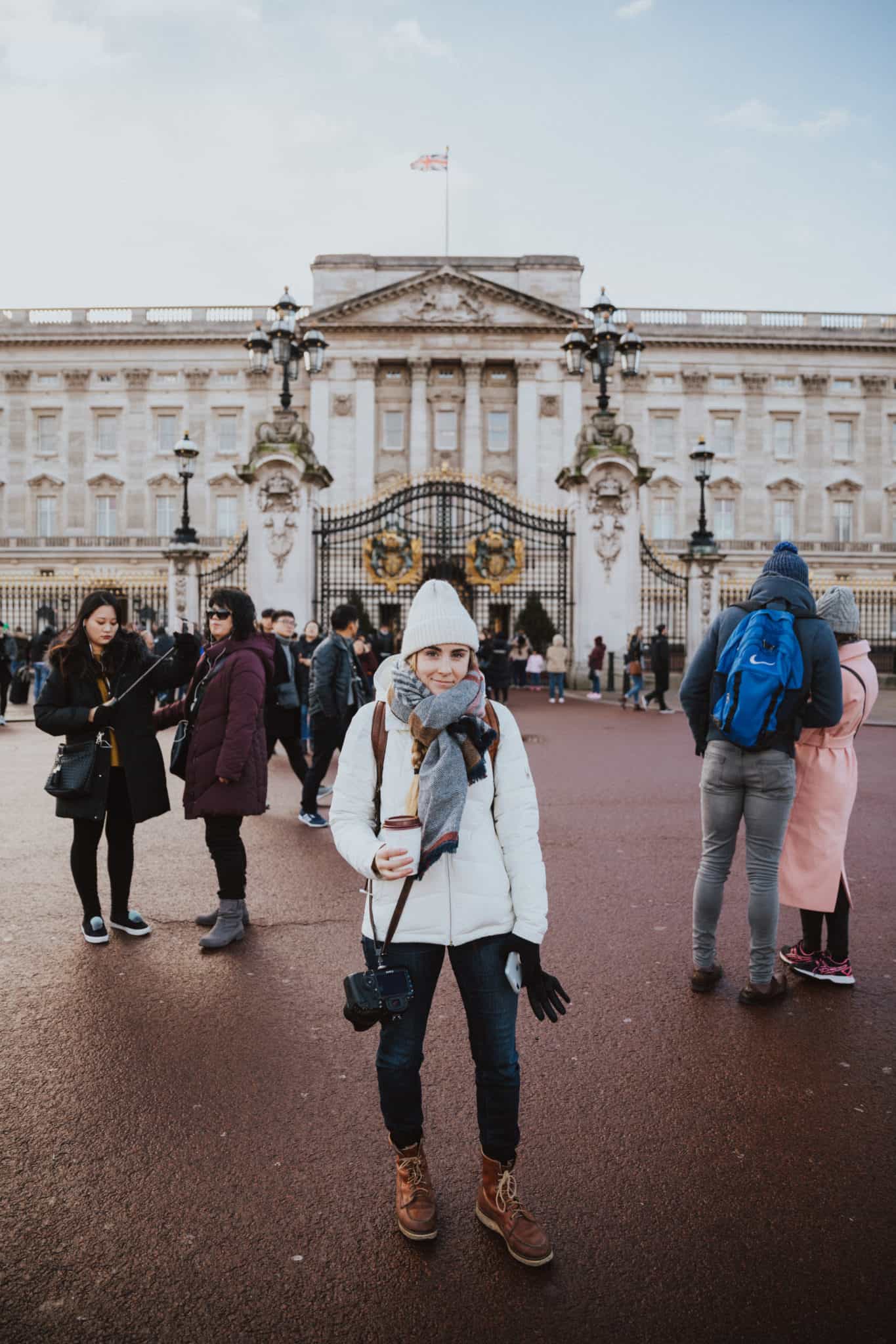 What are the essentials we pack in our daily travel bag? In this post, we've compiled only the essentials for a day trip in London! TheMandagies.com