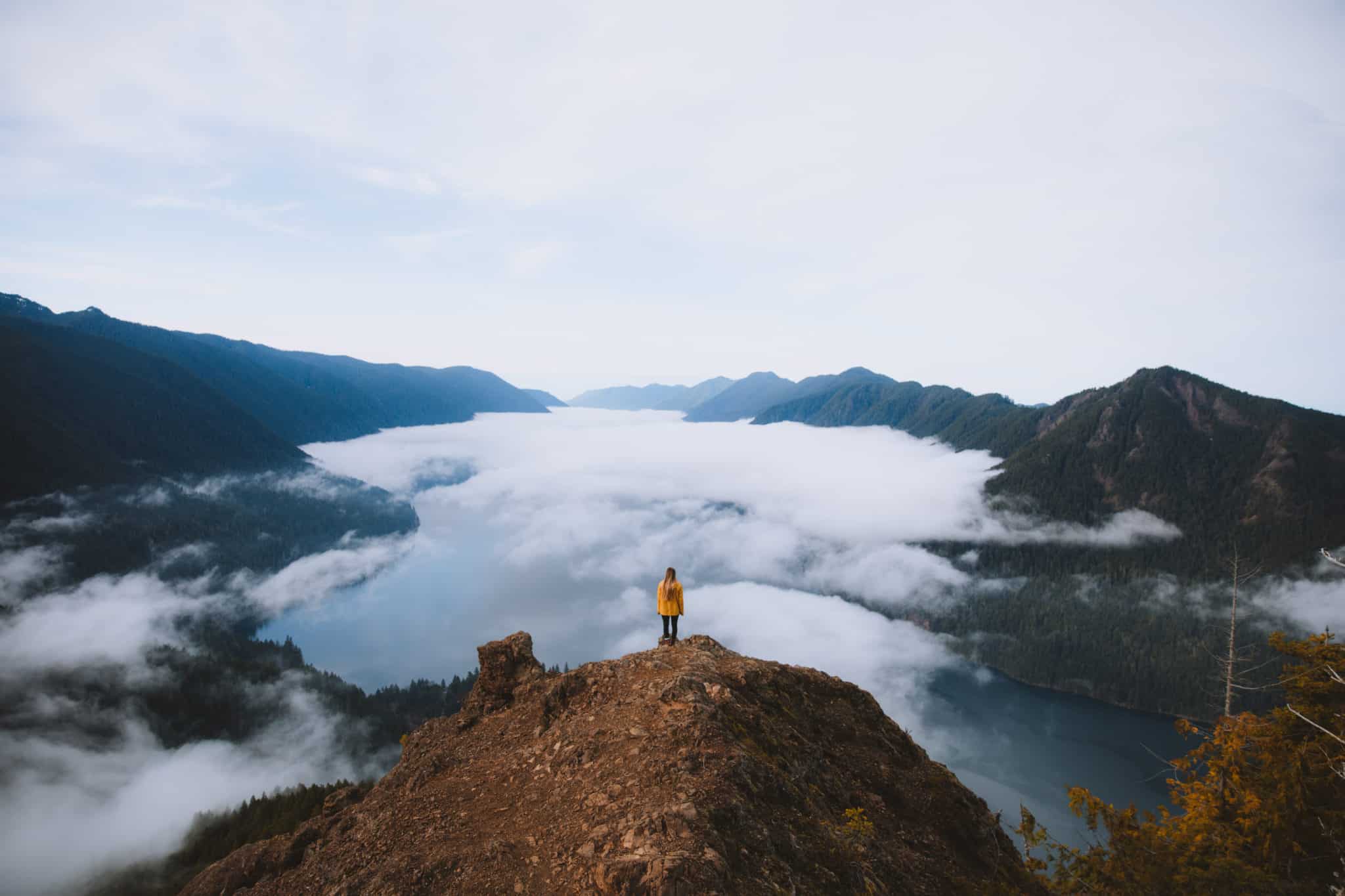 Ragazza che si affaccia sul Monte Tempesta Re