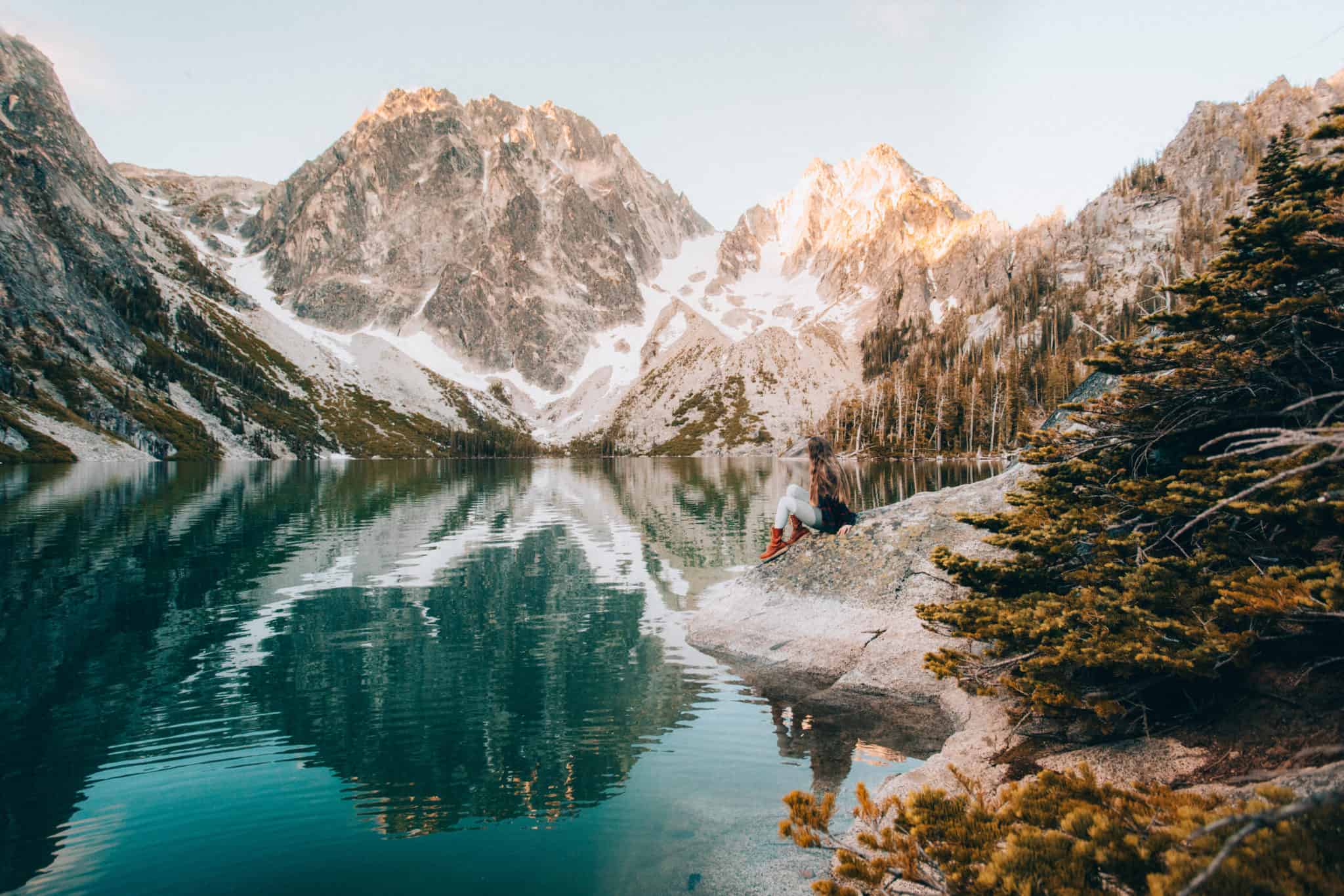  Emily Mandagie en Colchuck Lake, Washington (TheMandagies.com)