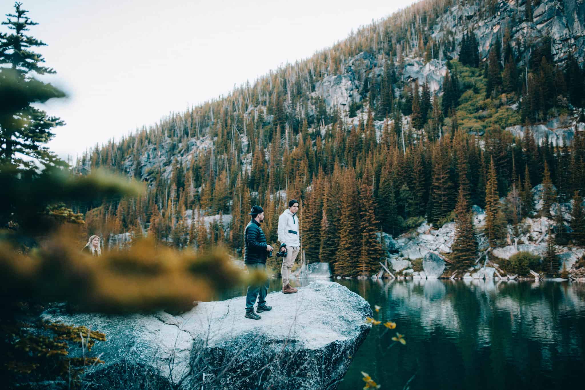 Dos hombres de pie junto al lago Colchuck, Washington