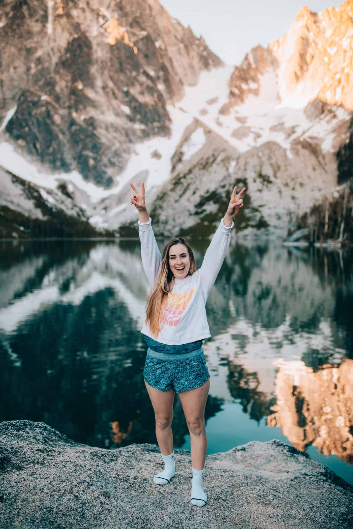  Emily Mandagie portant des vêtements de Voix en plein air au lac Colchuck (TheMandagies.com)