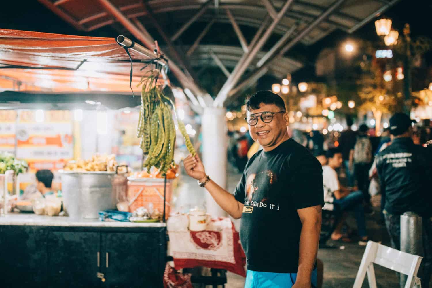 Shopping on Malioboro Street in Yogyakarta, Indonesia - TheMandagies.com