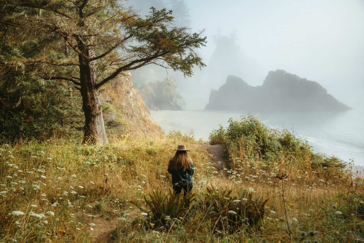  Emily Mandagie på Secret Beach på Oregon Coast