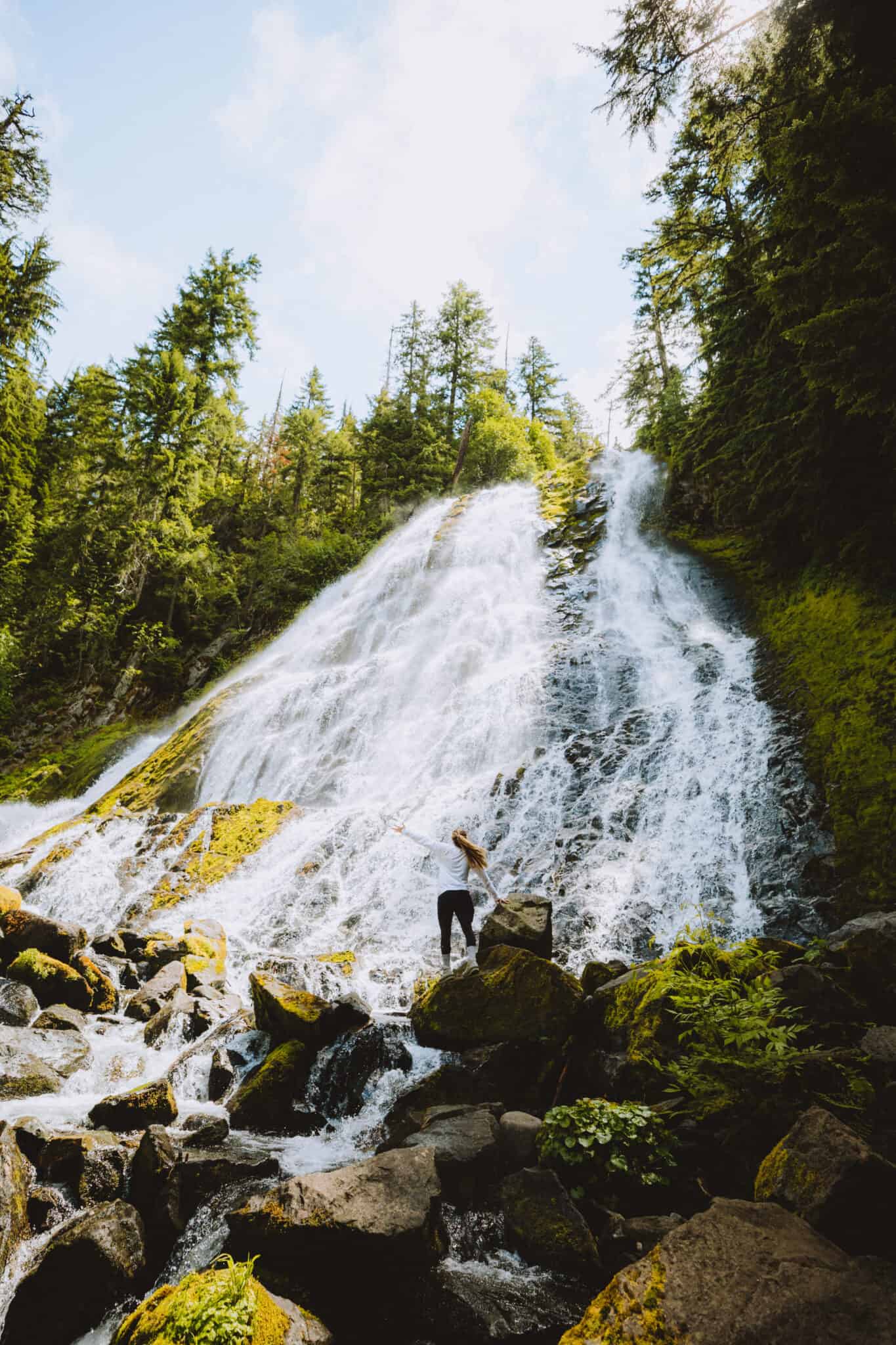 Looking for things to do around central Oregon? We're sharing 10 day trips from Eugene, Oregon, including Cape Perpetua, McKenzie River Corridor, Proxy Falls, Heceta Head Lighthouse and more! #oregon #Eugene #capeperpetua # #proxyfalls #pacificnorthwest #PNW #cascades #photography #sunrise #lighthouse #oregoncoast