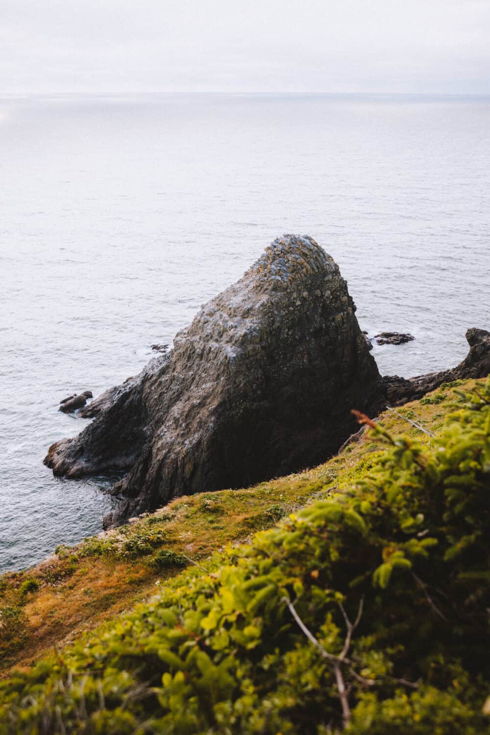 Looking for things to do around central Oregon? We're sharing 10 day trips from Eugene, Oregon, including Cape Perpetua, McKenzie River Corridor, Proxy Falls, Heceta Head Lighthouse and more! #oregon #Eugene #capeperpetua # #proxyfalls #pacificnorthwest #PNW #cascades #photography #sunrise #lighthouse #oregoncoast