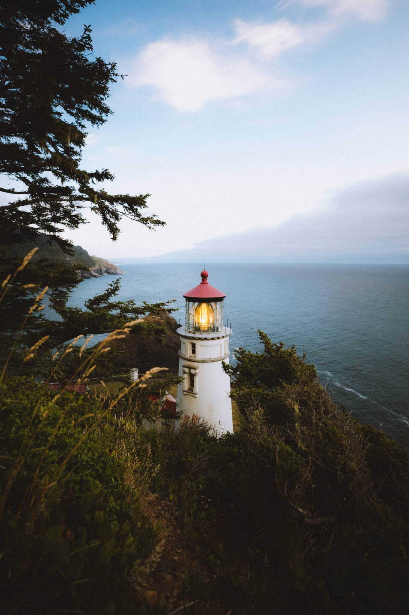 Looking for things to do around central Oregon? We're sharing 10 day trips from Eugene, Oregon, including Cape Perpetua, McKenzie River Corridor, Proxy Falls, Heceta Head Lighthouse and more! #oregon #Eugene #capeperpetua # #proxyfalls #pacificnorthwest #PNW #cascades #photography #sunrise #lighthouse #oregoncoast