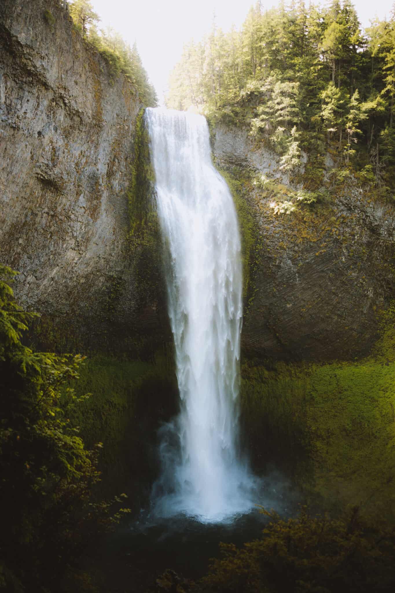 Looking for things to do around central Oregon? We're sharing 10 day trips from Eugene, Oregon, including Cape Perpetua, McKenzie River Corridor, Proxy Falls, Heceta Head Lighthouse and more! #oregon #Eugene #capeperpetua # #proxyfalls #pacificnorthwest #PNW #cascades #photography #sunrise #lighthouse #oregoncoast