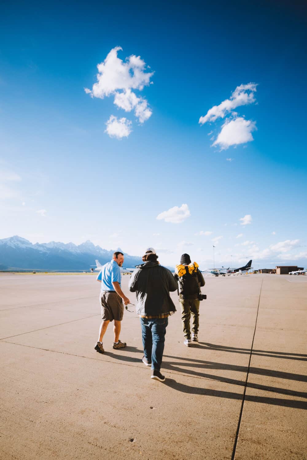 Pilot and guests walking to plane - TheMandagies.com