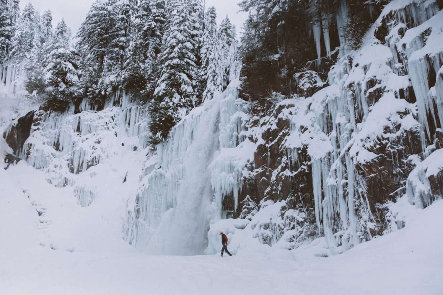 Washington Winter Hikes - Frozen Franklin Falls Trail, TheMandagies.com