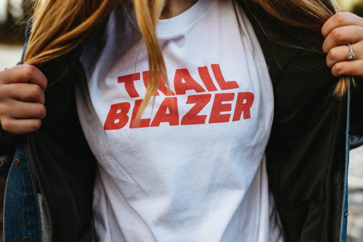 Emily Mandagie în tricoul" Trailblazer " 