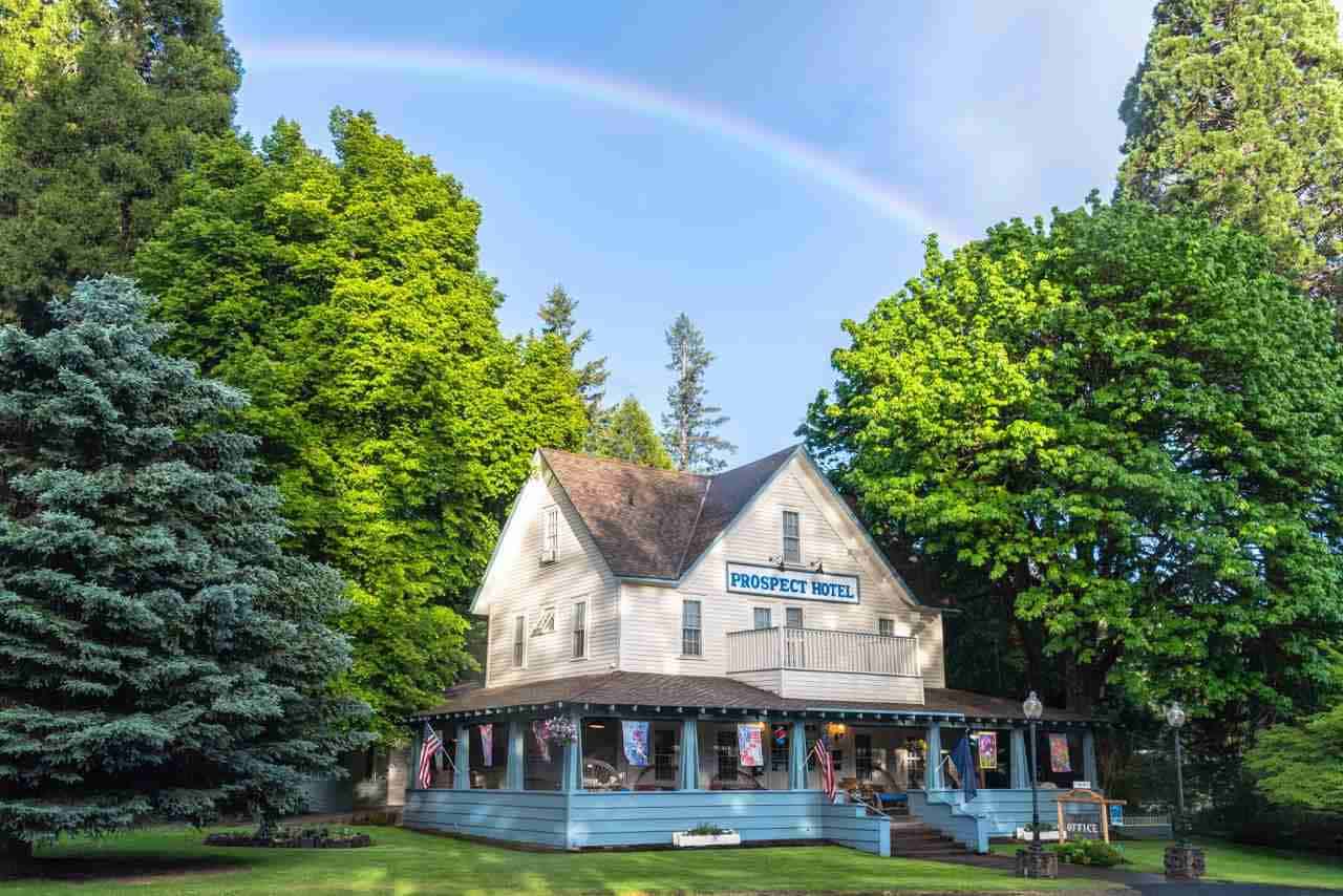 Unique romantic getaways in Oregon - Prospect Historic Hotel